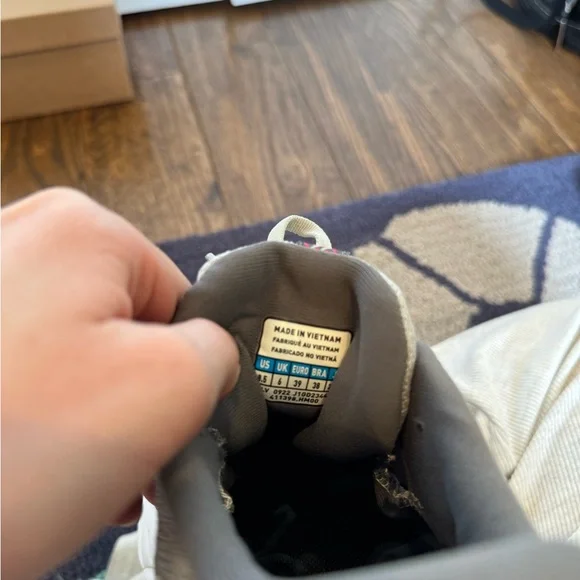 Brand New Mizuno Women’s Sneakers - Picture 5 of 8